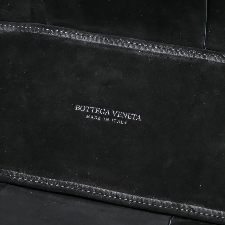 Batch 1760 medium arco pebbled grain, BottegaVeneta# official website latest pebbled grain cowhide with suede lining, SLIP tote handbag, and the logo has been changed to the side 😍The oversized woven design really makes it a huge gap from ordinary tote bags 🔗🔗Different color combinations for the inner and outer layers ⛓Daniel Lee leads the brand's DNA to continue to evolve with fresh inspiration🧬🧬showing a balanced style of luxury and reality👉: 30*20*12 Model: 9893#